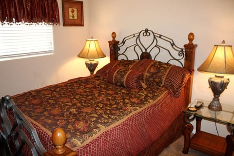 Charming 5 bedroom home w/ Spa, Game Room