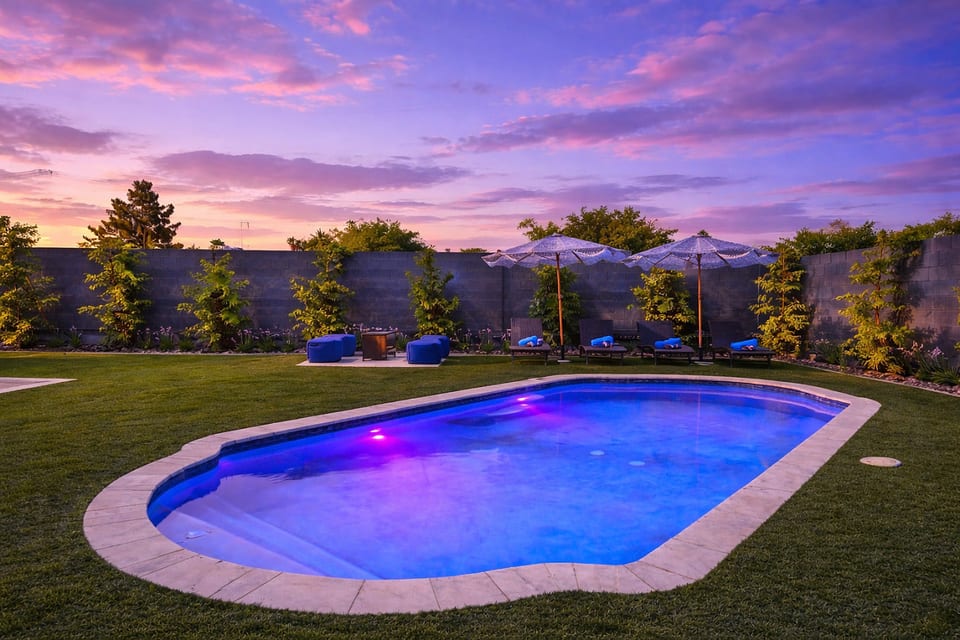 Private Vegas Pool Oasis | Game Room | 2 Miles to Strip | Sleeps 8 - Las Vegas
