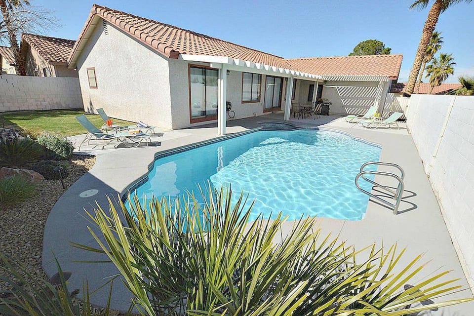 Modern Home w/ Private Pool, Spa, Pool Table - Las Vegas