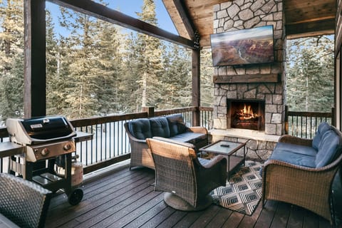 🏔️ Luxury Duck Creek Cabin Retreat | Spa, Fire Pit, Game Room