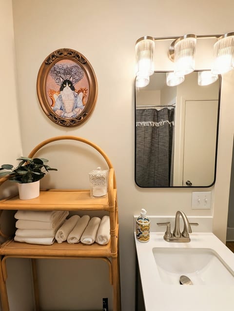 Elegant Linden Hills Home | Family-Friendly image 5