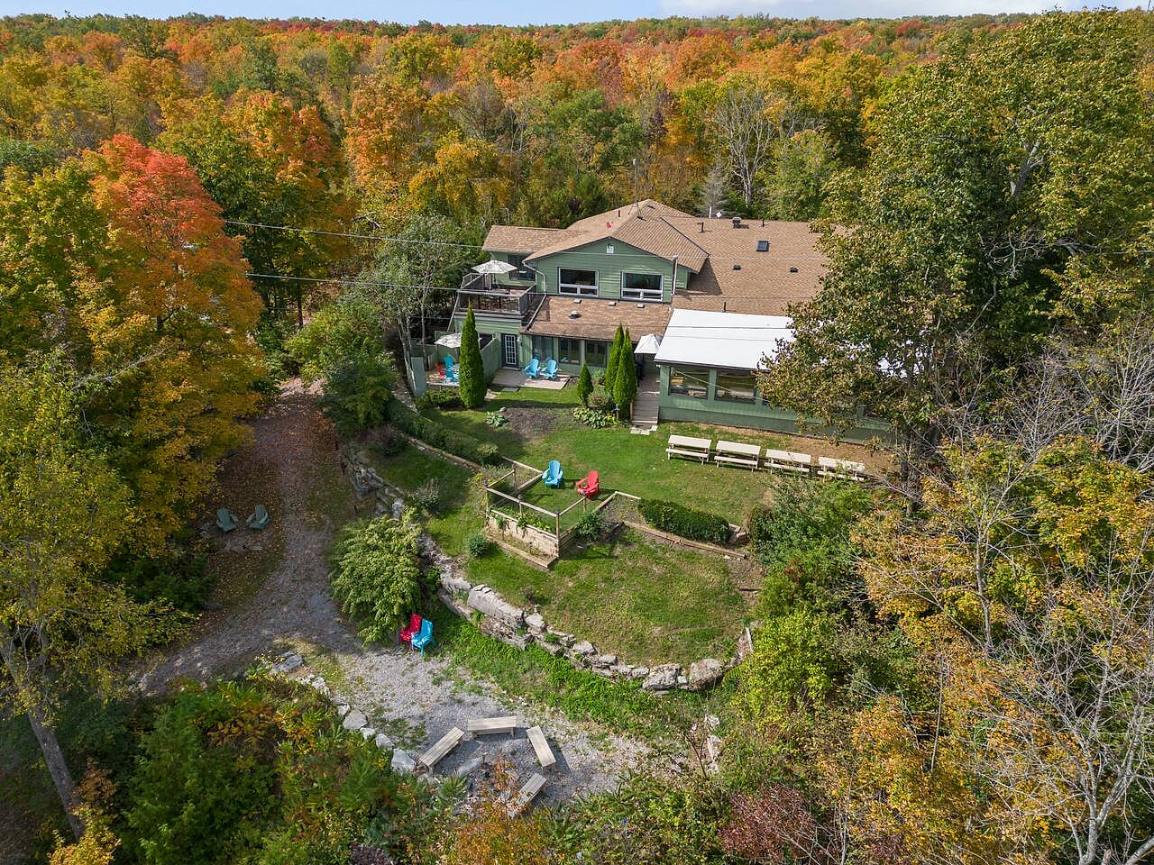 Green Nest Lodge contains one main lodge with 4 suites and plenty of hangout spaces ( > 6000+ sq ft), one cabin suite and 5 level of lakefront space!