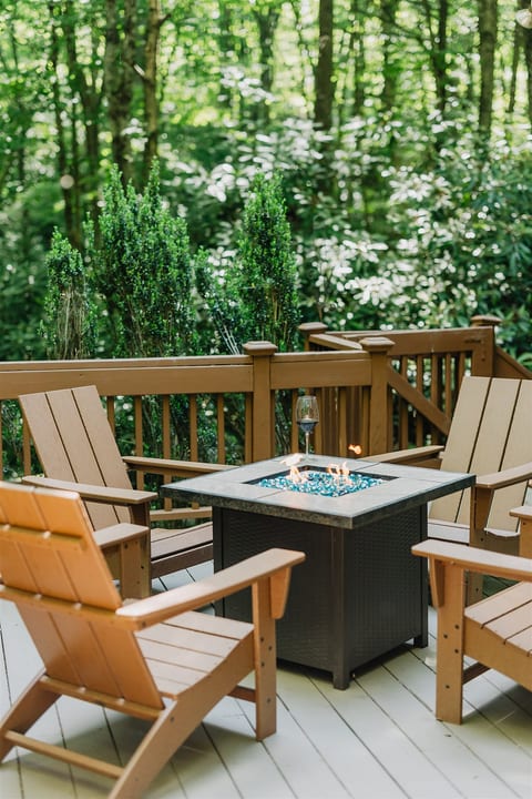 Easy Access Private Cabin Blowing Rock | Hot Tub + Fire Pits