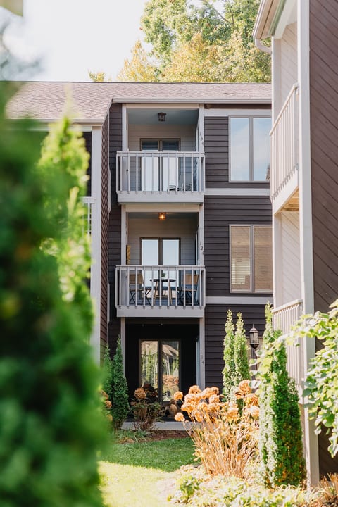 Walk to Main St | Renovated Condo | 2 King Suites