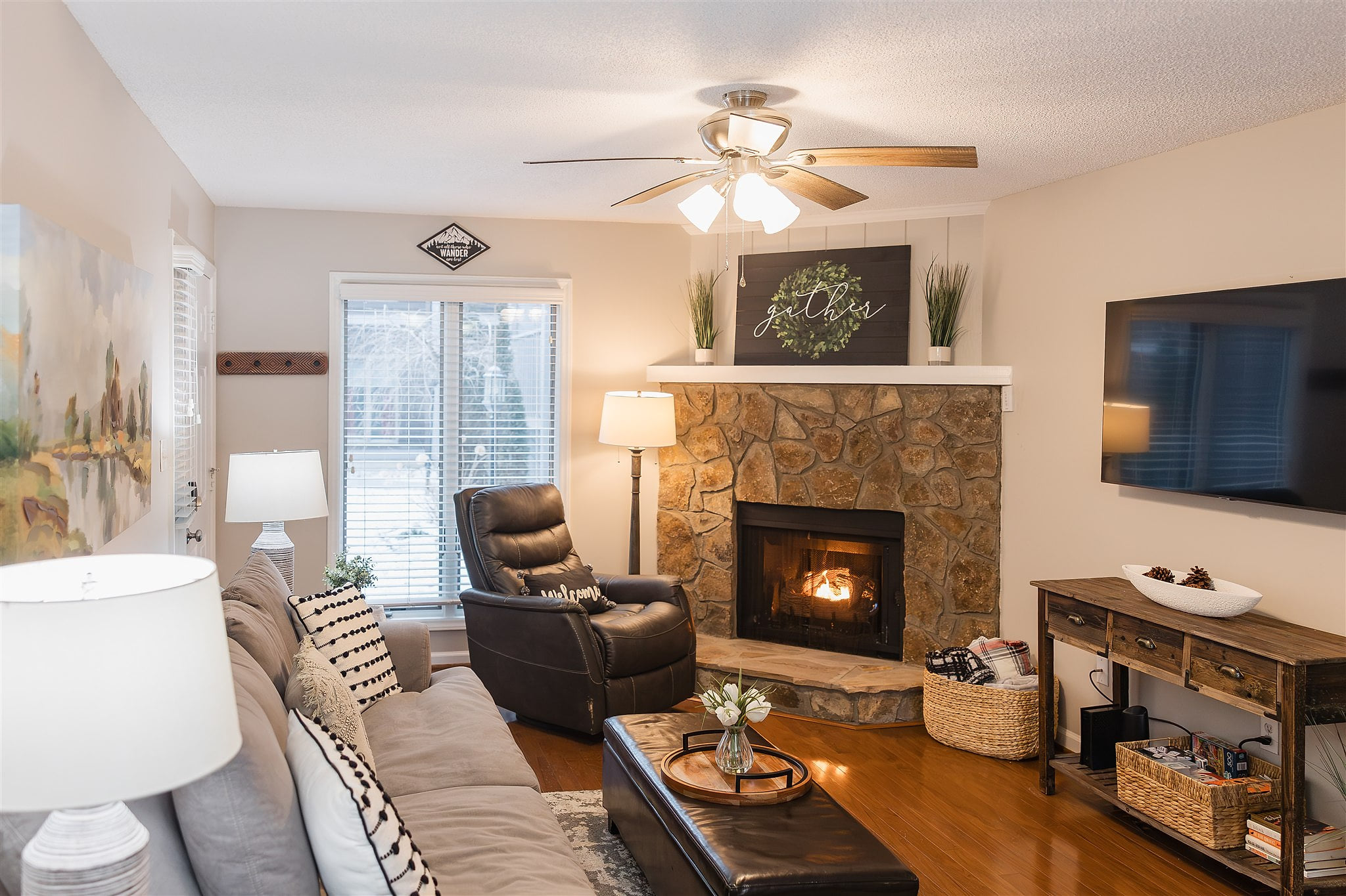 Cozy 1st Floor, Walk to Main, Fireplace, King Beds