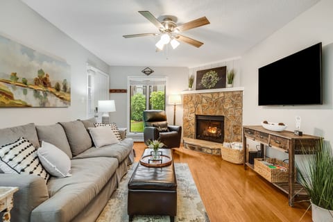Cozy 1st Floor, Walk to Main, Fireplace, King Beds