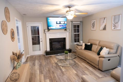 3BDR, King Bed, Wi-Fi, Near Ft. Bragg/Ft. Liberty image 1