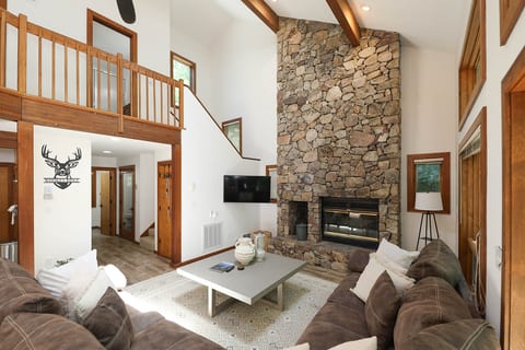 Whiskey Ridge -Mountaintop Haven * Dog Friendly * Hot Tub * Firepit * Wheelchair Ramp