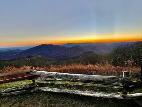 Mountain Family Lodge • Hot Tub • Fire Pit • Game Room • Sleeps 16+