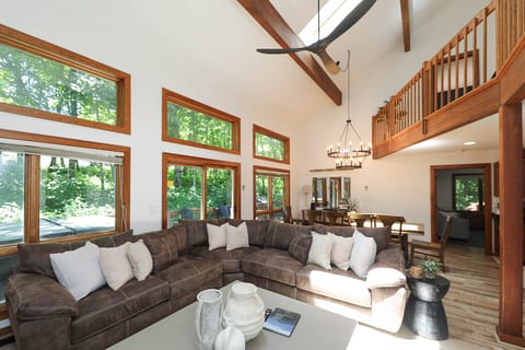 Mountain Family Lodge • Hot Tub • Fire Pit • Game Room • Sleeps 16+