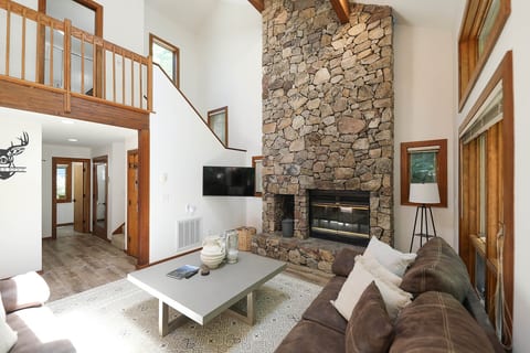 Mountain Family Lodge • Hot Tub • Fire Pit • Game Room • Sleeps 16+