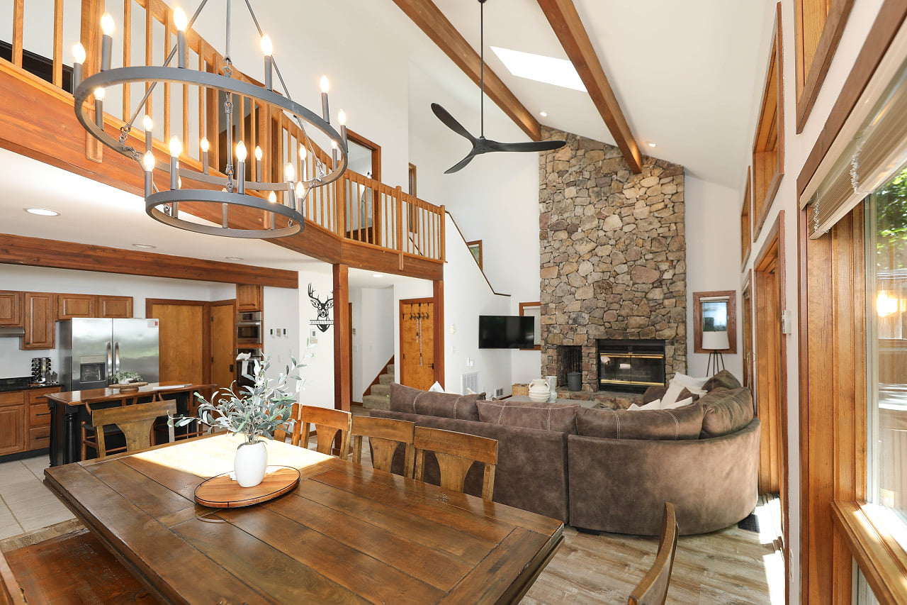 Mountain Family Lodge • Hot Tub • Fire Pit • Game Room • Sleeps 16+