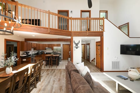 Mountain Family Lodge • Hot Tub • Fire Pit • Game Room • Sleeps 16+