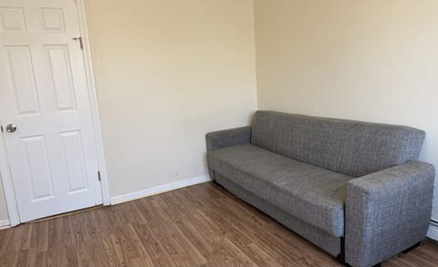 Private one-bedroom and one-bathroom apartment, private street entrance in convenient area