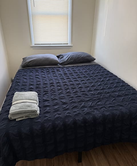 Private one-bedroom and one-bathroom apartment, private street entrance in convenient area