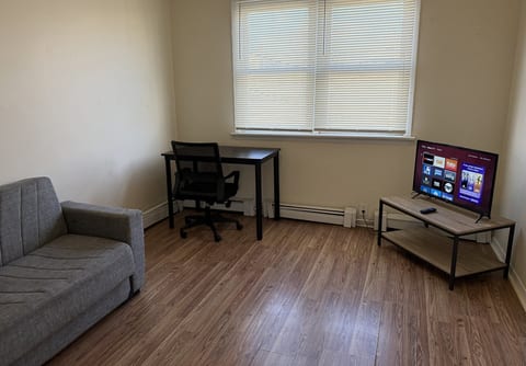 Private one-bedroom and one-bathroom apartment, private street entrance in convenient area