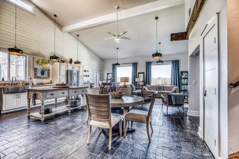 Lux Country Escape w/Pool|Min to Dowtown Brenham