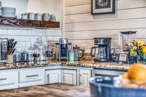 Lux Country Escape w/Pool|Min to Dowtown Brenham