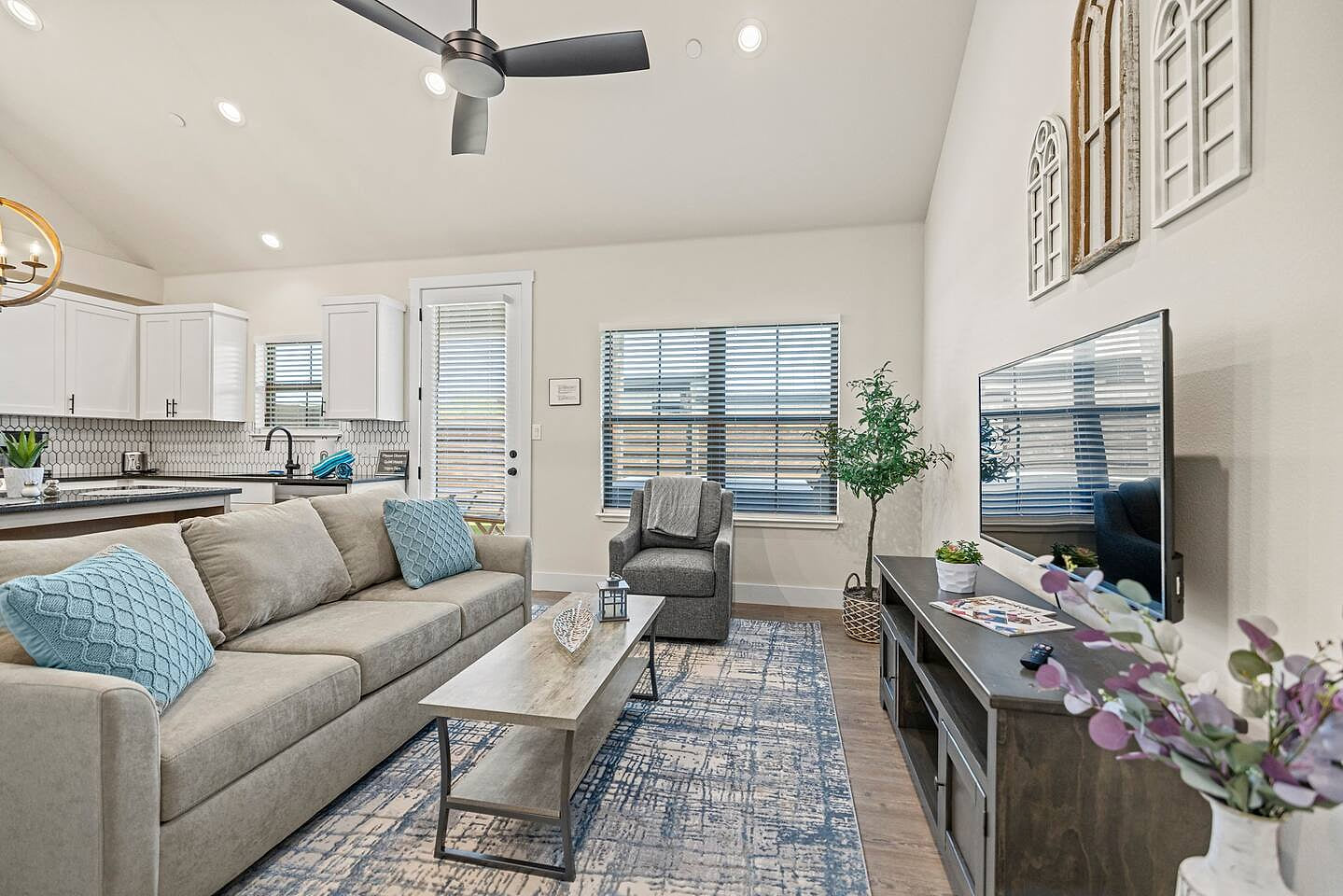 Sit back and relax in this large living room with a smarttv that has access to several streaming apps, such as Netflix.