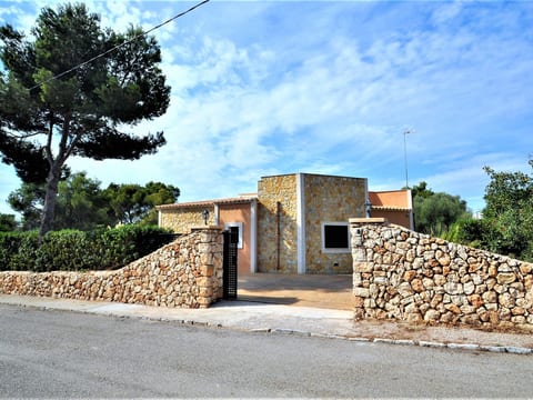 VILLA MONICA en barrio residencial de Cala Pi para 6 personas con piscina priva