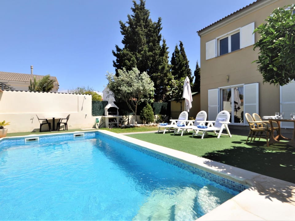 VILLA HUGO Casa en zona residencial tranquila Bahía Grande con Piscina Privada. - Algeciras