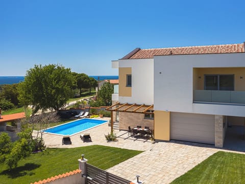 Villa White