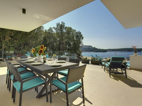 Villa Sail