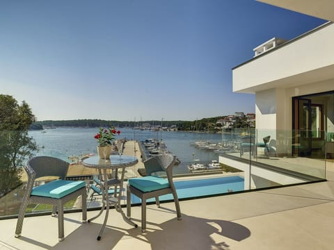 Villa Sail