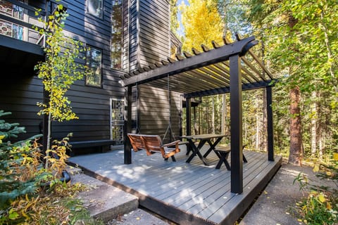 Moss Lane Creekside Hideaway