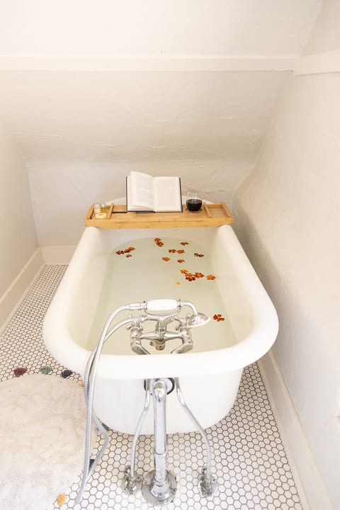 Bathe in Luxury: Our Opulent Bathtub Offers the Ultimate Soothing Escape. 🛁💎✨ #BathingInStyle