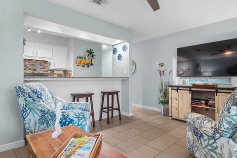 Renovated Condo 4 Min Walk to Beach