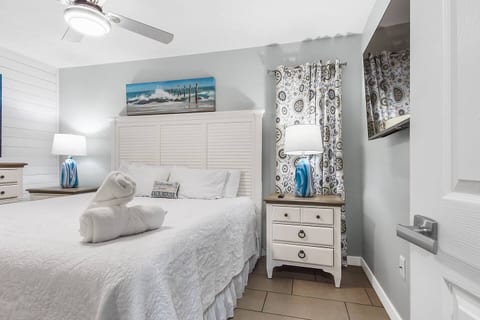 Renovated Condo 4 Min Walk to Beach