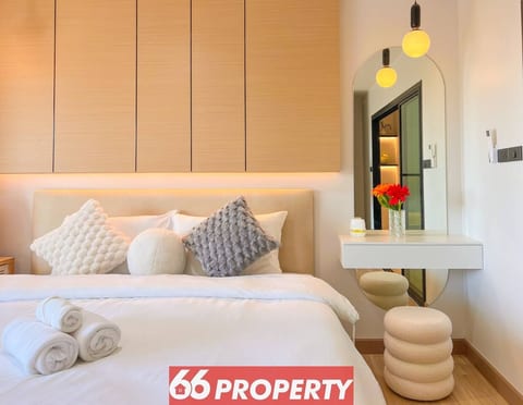 Skyline Hillside Condo | Mountain View & Workspace