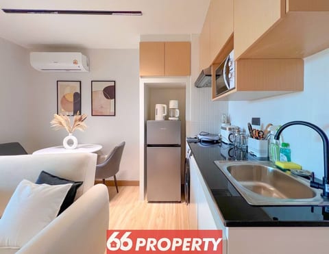 Skyline Hillside Condo | Mountain View & Workspace