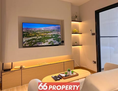 Skyline Hillside Condo | Mountain View & Workspace