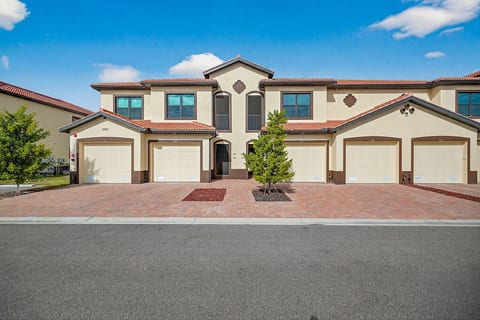 Brand New Luxury Condo | 3 King Beds | Sleeps 6 image 2