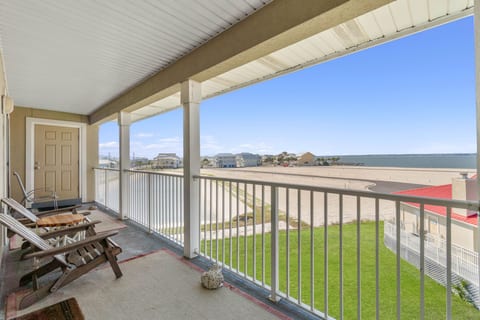 Time Sands Still (Cozy Top-Floor, 3 bedroom Condo)