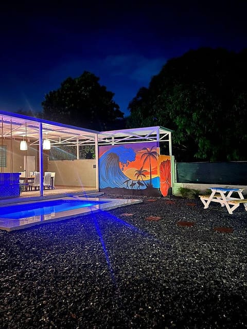 Oasis Wave! 15 Guest Unique Beach Getaway