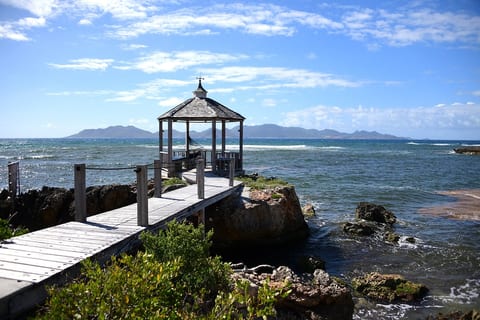 Lounge in the hammock or relax on the benches