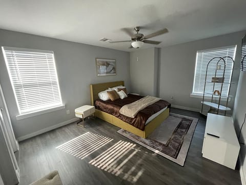 Elegant East Houston Getaway
