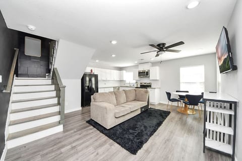 Elegant East Houston Getaway