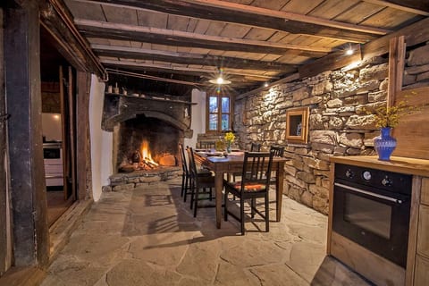 Authentic House with Mountain View – Karashka