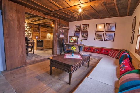 Authentic House with Mountain View – Karashka