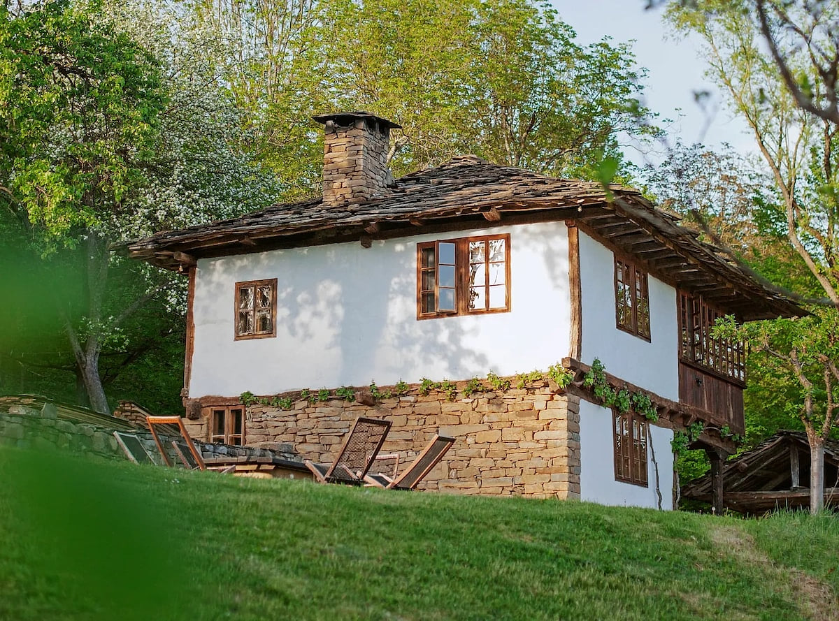 Discover the magic of Central Balkan architecture, where history and nature meet. Nestled in a green setting, our traditional Balkan house offers a retreat away from of modern life. Perfect for a digital detox, our property invites you to relax.