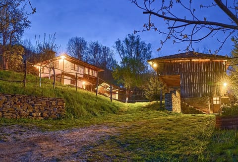 Authentic House with Mountain View – Karashka