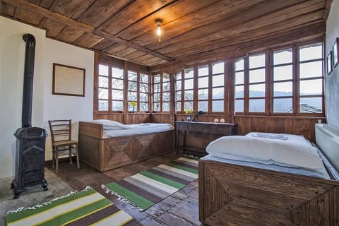 Authentic House with Mountain View – Karashka