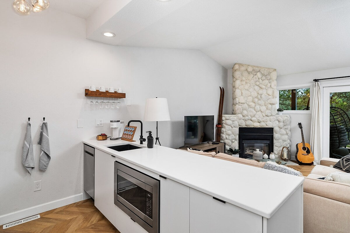 Lakefront Luxury | Giants Ridge | Pet-Friendly image 3