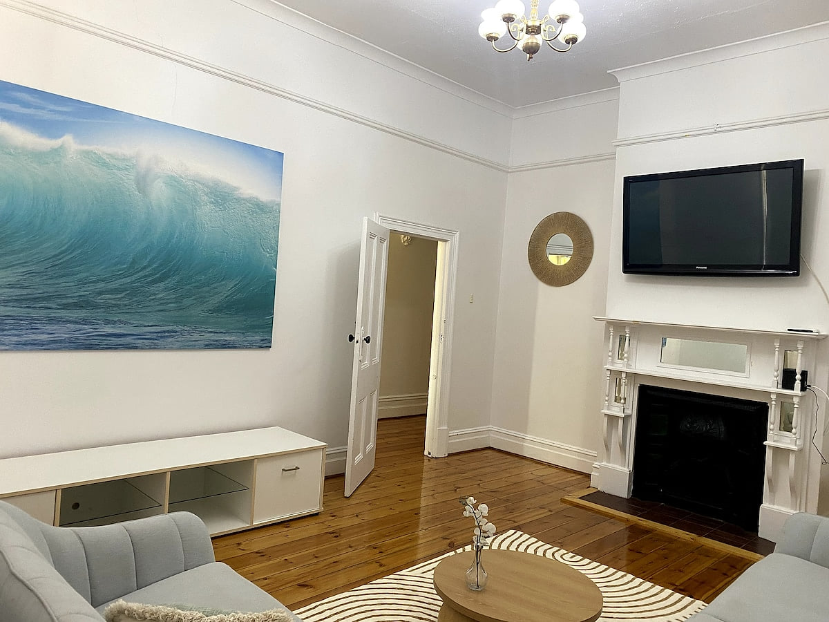 Glenelg Charmer - Large 3BR, Beach & Parking image 1