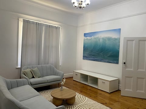 Glenelg Charmer - Large 3BR, Beach & Parking image 2