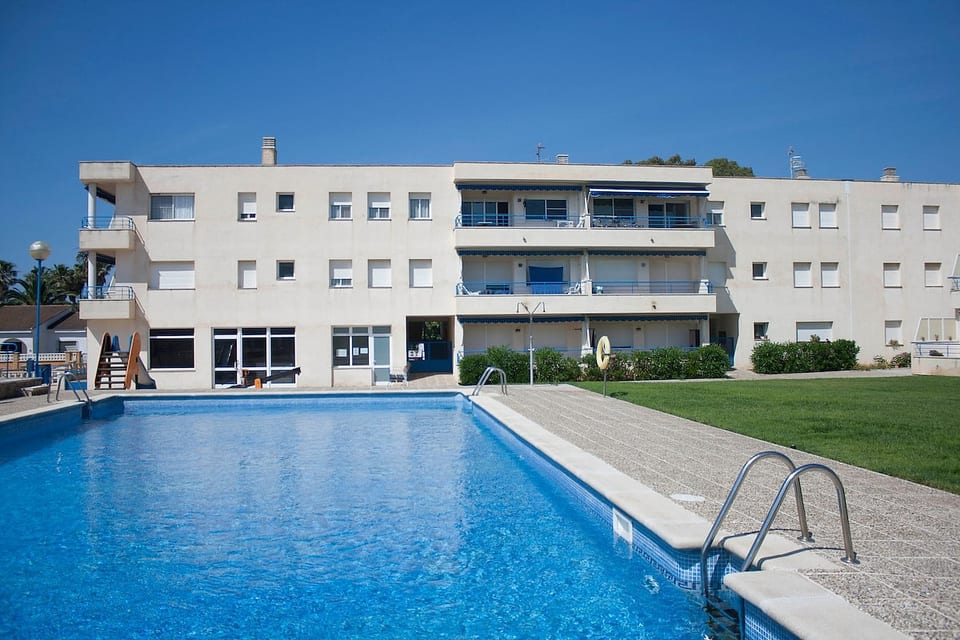 Vista general del apartamento con piscina